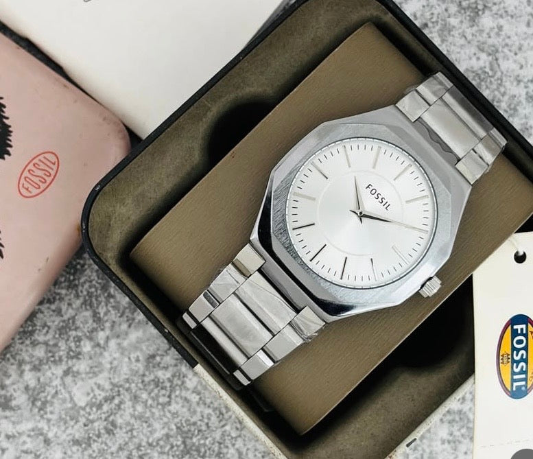 Fossil Everett – Black Dial Stainless Steel Watch ⌚